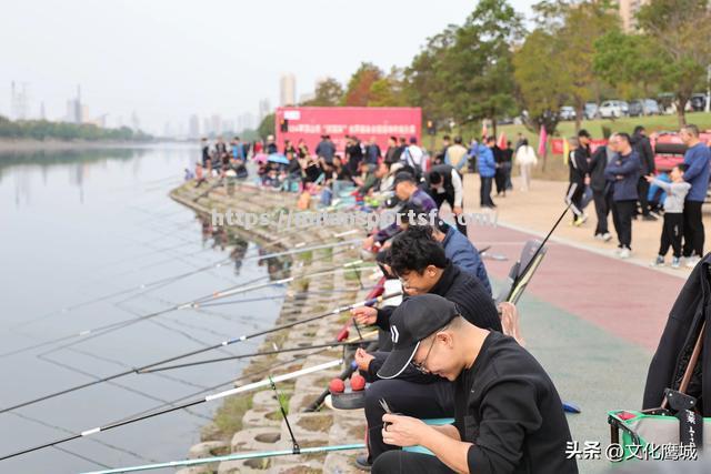 钓鱼比赛选手快速抢掠夺得胜利